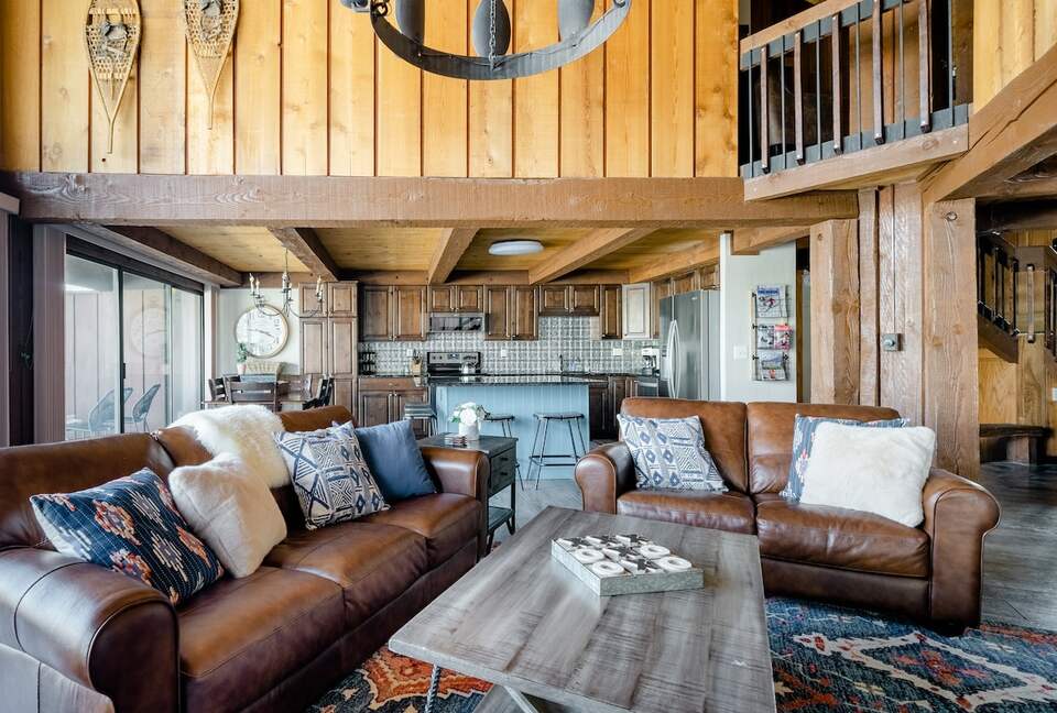 Well-Appointed Townhome Overlooking Dillon Reservoir - Silverthorne, Colorado