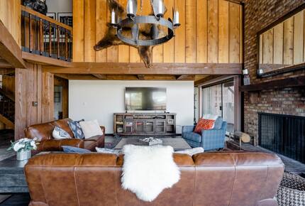 Well-Appointed Townhome Overlooking Dillon Reservoir - Silverthorne, Colorado