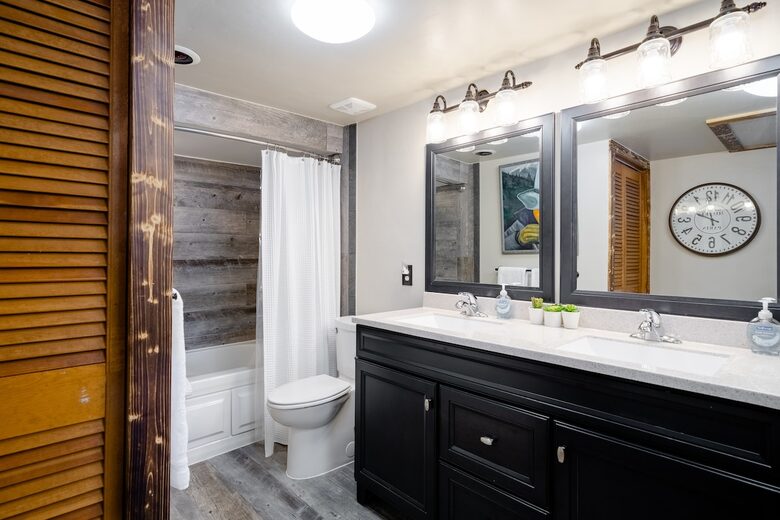 Well-Appointed Townhome Overlooking Dillon Reservoir - Silverthorne, Colorado