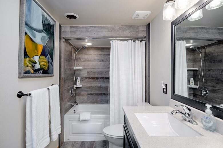 Well-Appointed Townhome Overlooking Dillon Reservoir - Silverthorne, Colorado