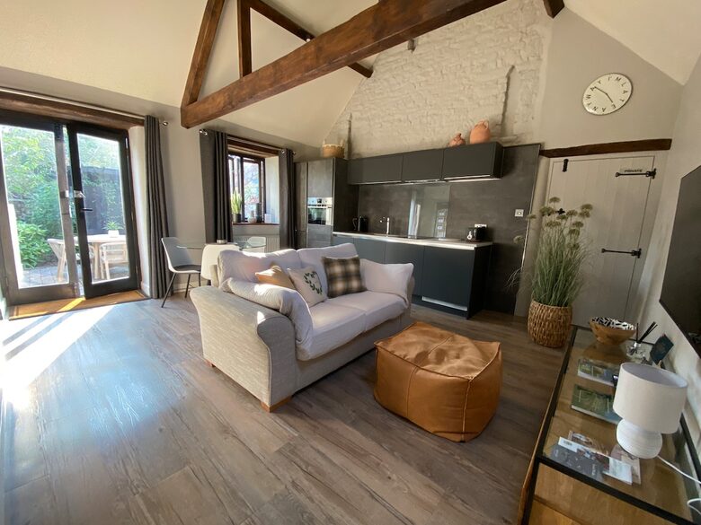 Charming Converted Barn Retreat in the Cotswolds - Wotton-Under-Edge, United Kingdom