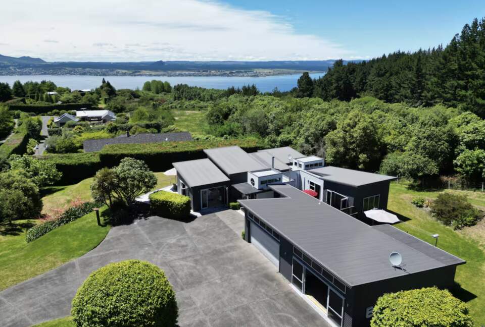 Elevated Living Above the Shores of Lake Taupō - Taupō, New Zealand