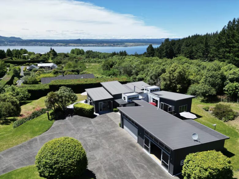 Elevated Living Above the Shores of Lake Taupō - Taupō, New Zealand
