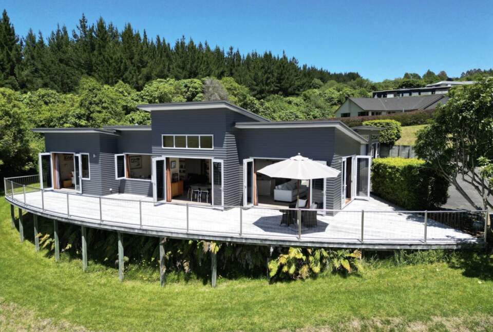 Elevated Living Above the Shores of Lake Taupō - Taupō, New Zealand