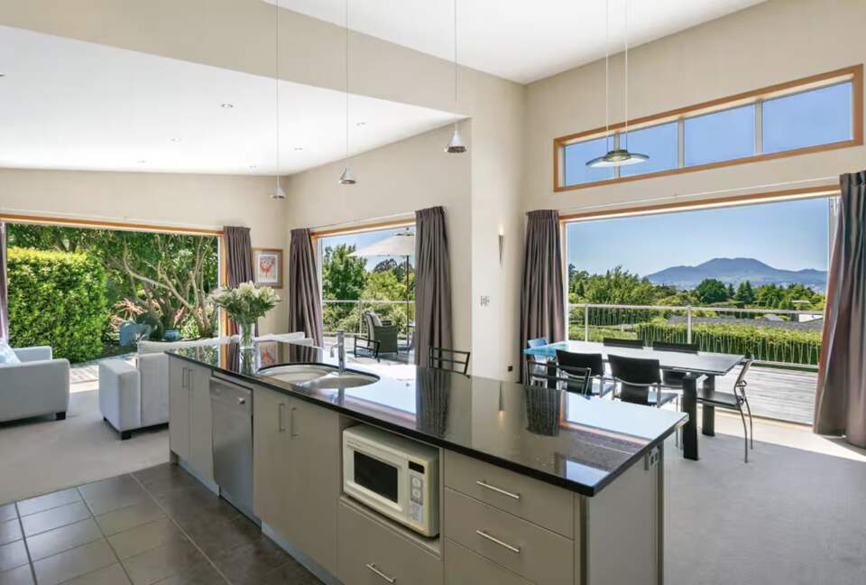 Elevated Living Above the Shores of Lake Taupō - Taupō, New Zealand
