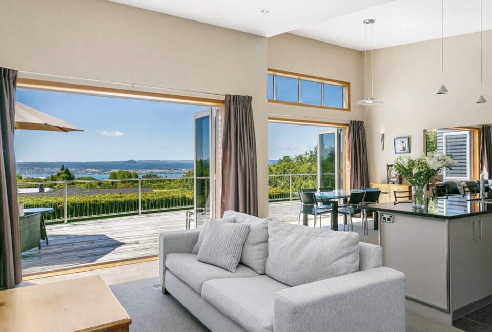 Elevated Living Above the Shores of Lake Taupō - Taupō, New Zealand