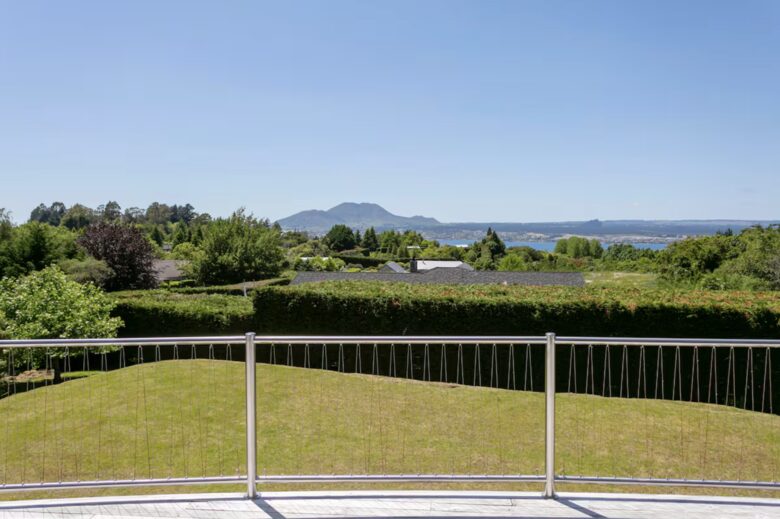 Elevated Living Above the Shores of Lake Taupō - Taupō, New Zealand