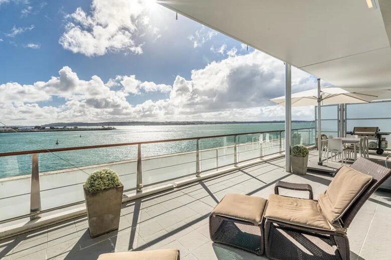 Sophisticated Waterfront Escape Overlooking Waitematā Harbour - Auckland, New Zealand