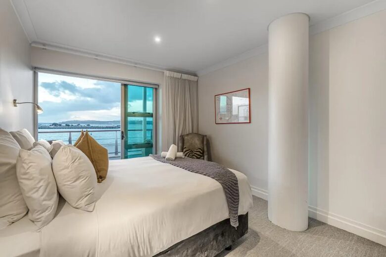 Sophisticated Waterfront Escape Overlooking Waitematā Harbour - Auckland, New Zealand
