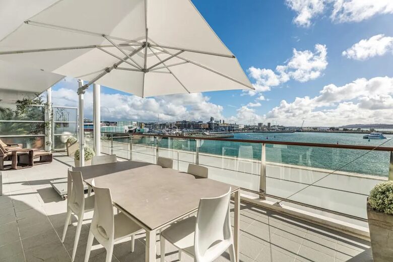 Sophisticated Waterfront Escape Overlooking Waitematā Harbour - Auckland, New Zealand