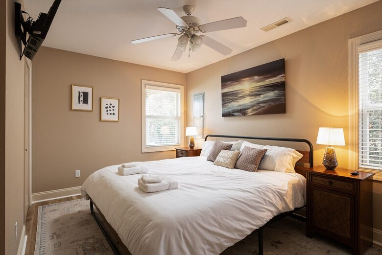 Charming Beach Retreat Near the Heart of the Outer Banks - Kill Devil Hills, North Carolina