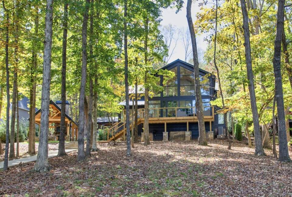 Elegance Meets Nature on the Shores of Lake Hartwell - Lavonia, Georgia