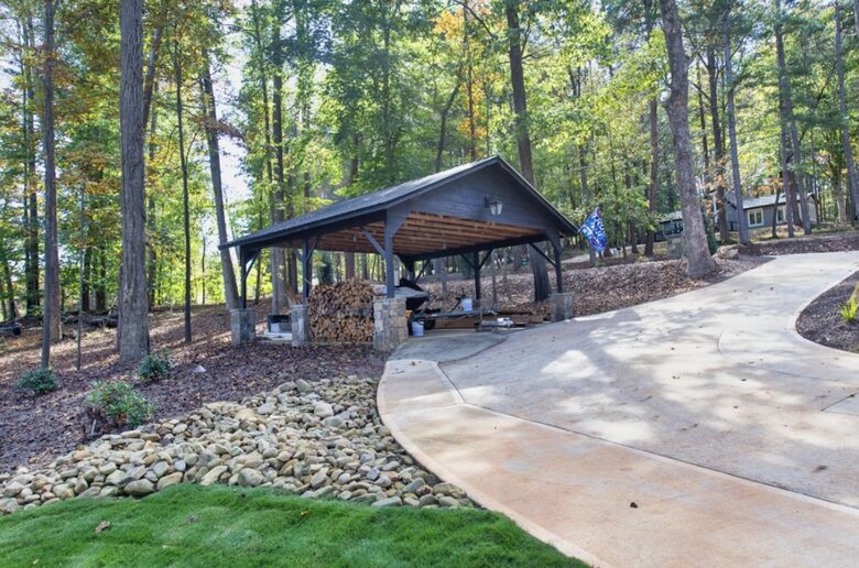 Elegance Meets Nature on the Shores of Lake Hartwell - Lavonia, Georgia