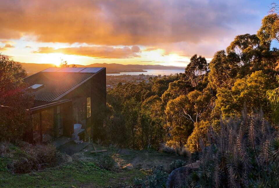 Sophisticated Cliffside Retreat with Panoramic Hobart Views - Hobart, Australia