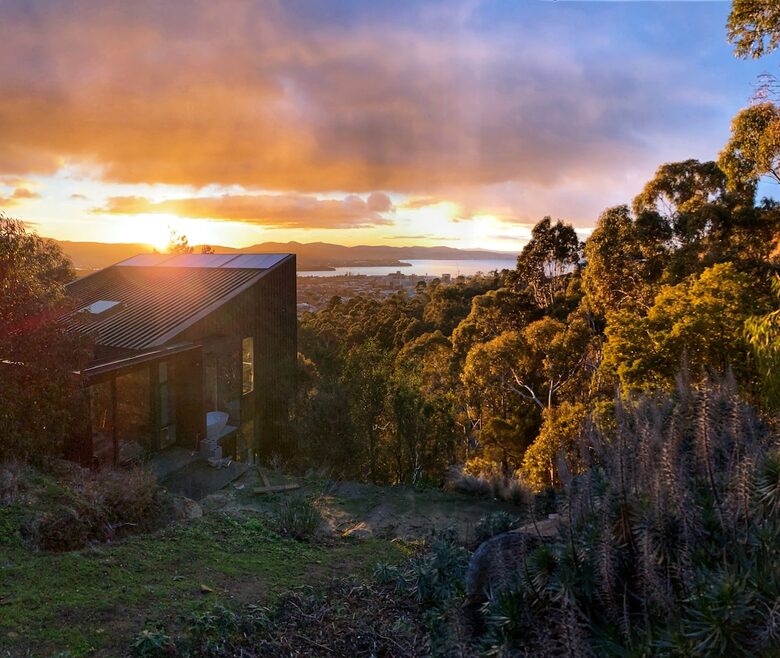 Sophisticated Cliffside Retreat with Panoramic Hobart Views - Hobart, Australia