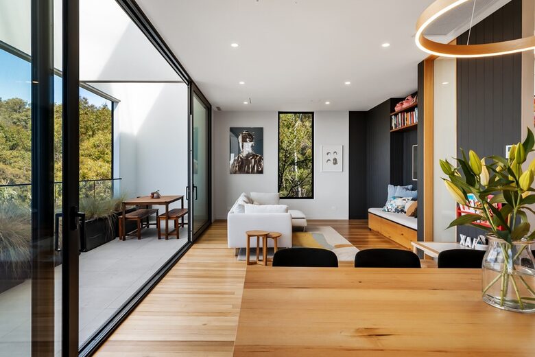 Sophisticated Cliffside Retreat with Panoramic Hobart Views - Hobart, Australia