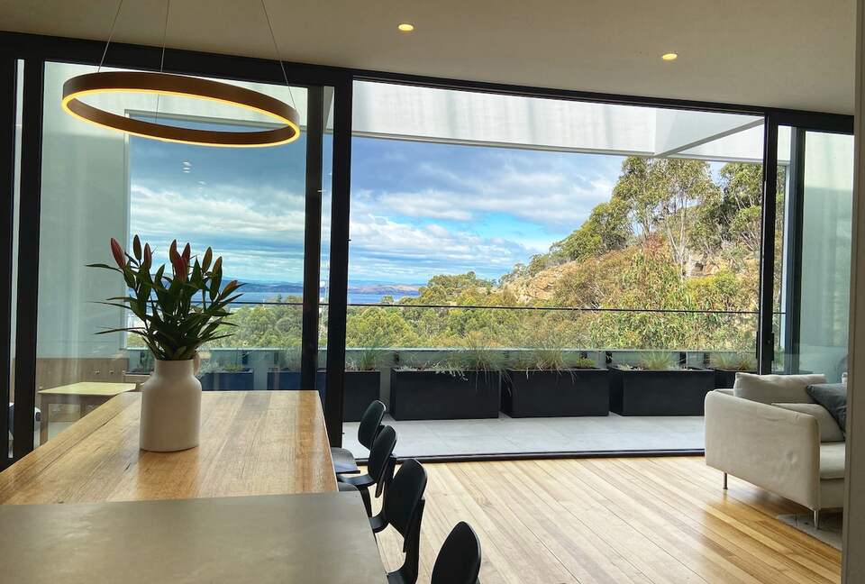 Sophisticated Cliffside Retreat with Panoramic Hobart Views - Hobart, Australia