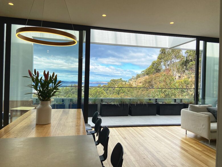Sophisticated Cliffside Retreat with Panoramic Hobart Views - Hobart, Australia