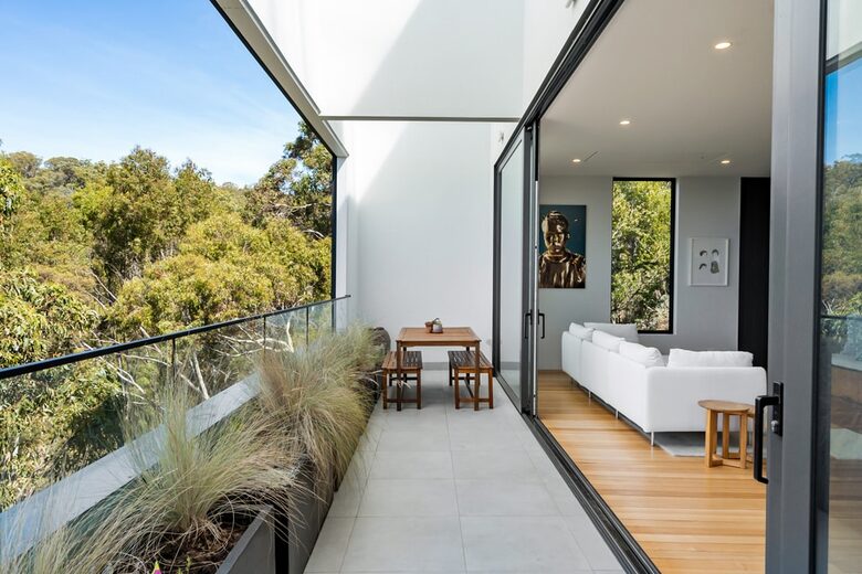 Sophisticated Cliffside Retreat with Panoramic Hobart Views - Hobart, Australia