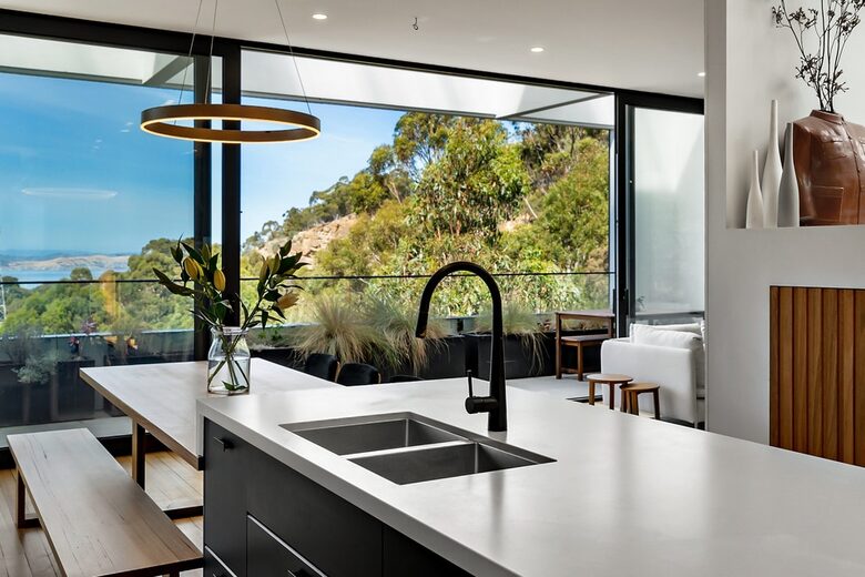 Sophisticated Cliffside Retreat with Panoramic Hobart Views - Hobart, Australia