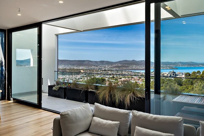 Sophisticated Cliffside Retreat with Panoramic Hobart Views - Hobart, Australia