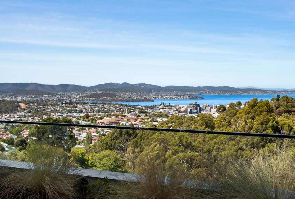 Sophisticated Cliffside Retreat with Panoramic Hobart Views - Hobart, Australia