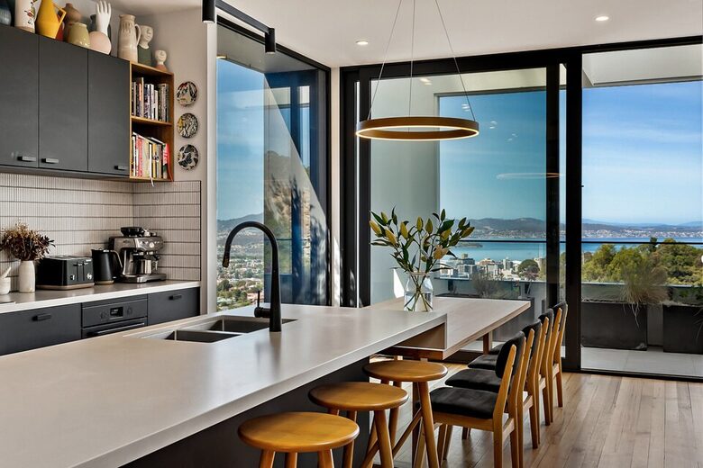 Sophisticated Cliffside Retreat with Panoramic Hobart Views - Hobart, Australia