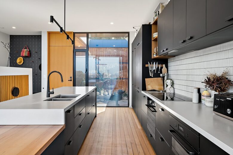 Sophisticated Cliffside Retreat with Panoramic Hobart Views - Hobart, Australia