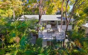 Luxury Tree-Top Retreat in Noosa’s Prestigious Little Cove - Noosa Heads, Australia