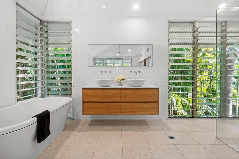 Luxury Tree-Top Retreat in Noosa’s Prestigious Little Cove - Noosa Heads, Australia