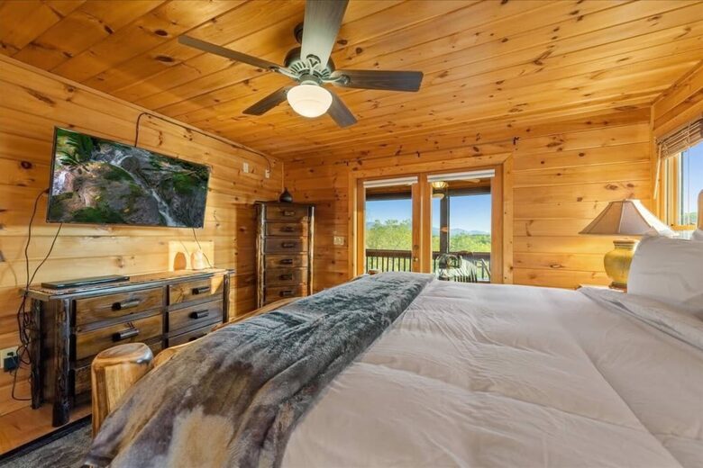 Scenic Ridge-Top Retreat with Designer Interiors & Endless Entertainment - Blue Ridge, Georgia