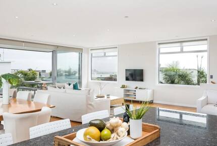 Elevated Beachside Living in Omaha - Omaha, New Zealand