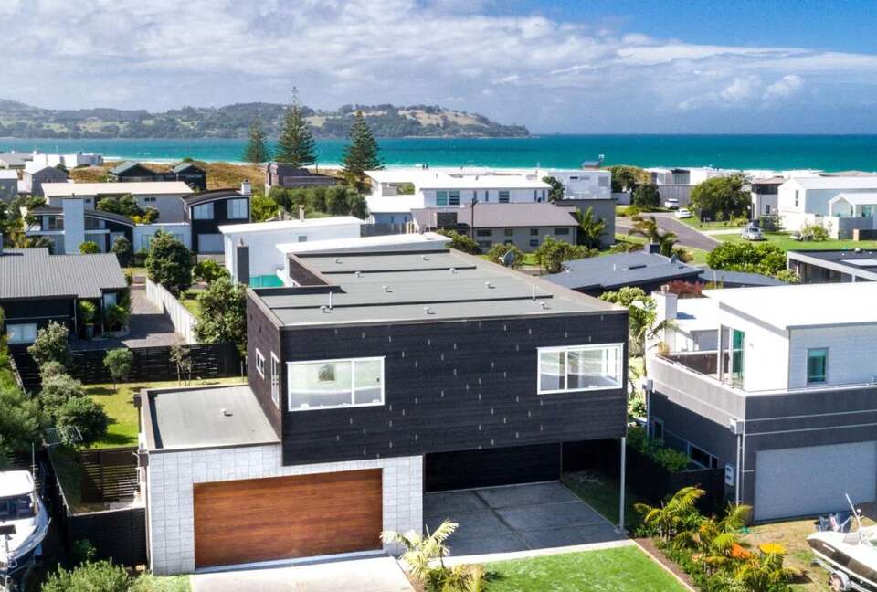 Elevated Beachside Living in Omaha - Omaha, New Zealand