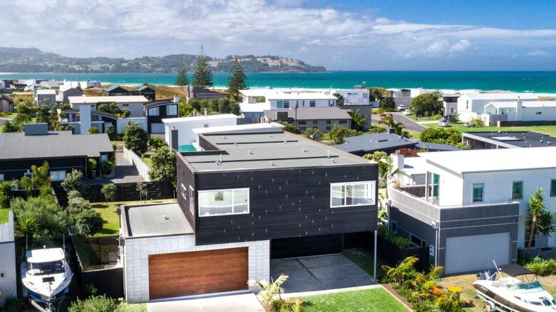Elevated Beachside Living in Omaha - Omaha, New Zealand