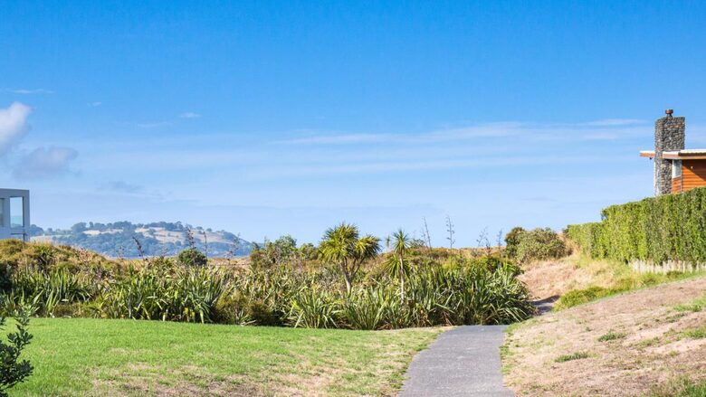 Elevated Beachside Living in Omaha - Omaha, New Zealand