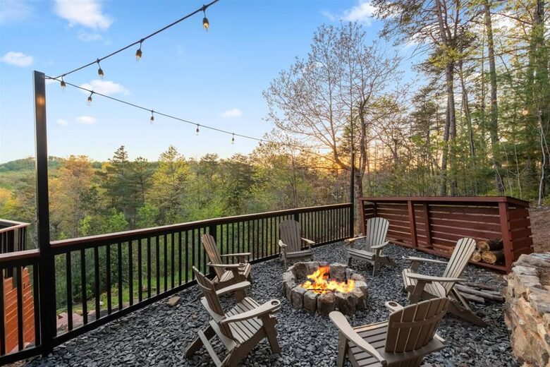 Scenic Ridge-Top Retreat with Designer Interiors & Endless Entertainment - Blue Ridge, Georgia