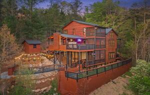 Scenic Ridge-Top Retreat with Designer Interiors & Endless Entertainment - Blue Ridge, Georgia