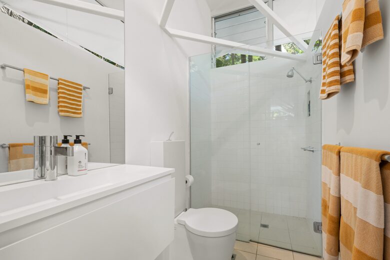 Luxury Tree-Top Retreat in Noosa’s Prestigious Little Cove - Noosa Heads, Australia