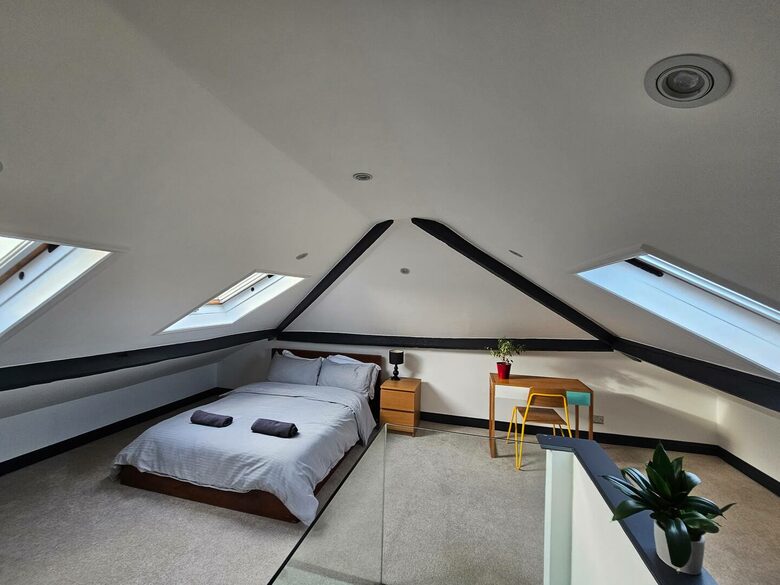 Elegant Victorian Home with Rooftop Terrace in Prime London - London, United Kingdom