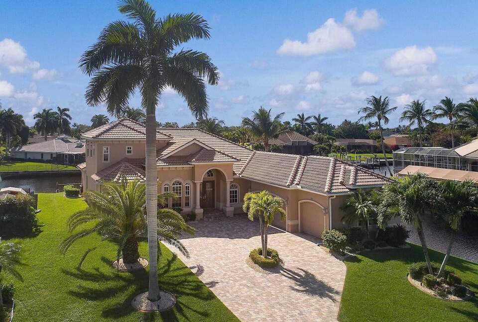 Elegant Canalfront Escape in Cape Coral - Cape Coral, Florida