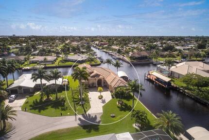 Elegant Canalfront Escape in Cape Coral - Cape Coral, Florida