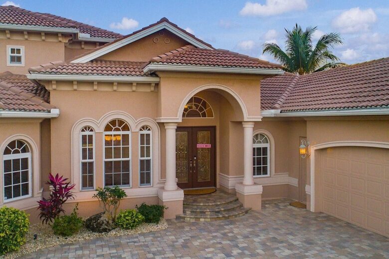 Elegant Canalfront Escape in Cape Coral - Cape Coral, Florida