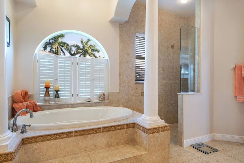 Elegant Canalfront Escape in Cape Coral - Cape Coral, Florida