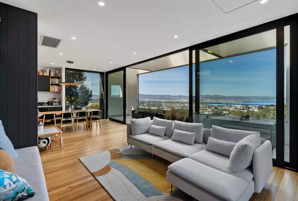 Sophisticated Cliffside Retreat with Panoramic Hobart Views - Hobart, Australia