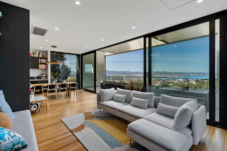 Sophisticated Cliffside Retreat with Panoramic Hobart Views - Hobart, Australia