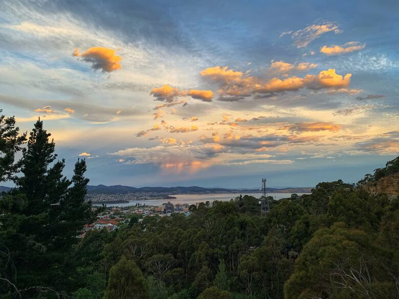 Sophisticated Cliffside Retreat with Panoramic Hobart Views - Hobart, Australia