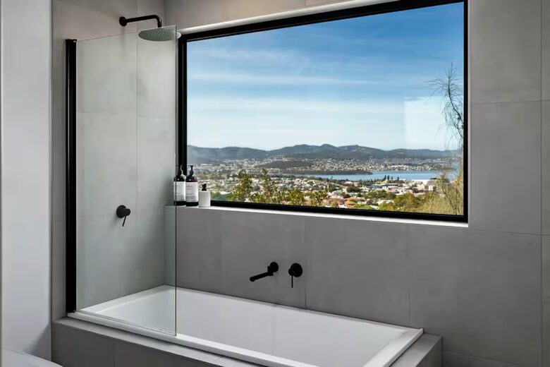 Sophisticated Cliffside Retreat with Panoramic Hobart Views - Hobart, Australia