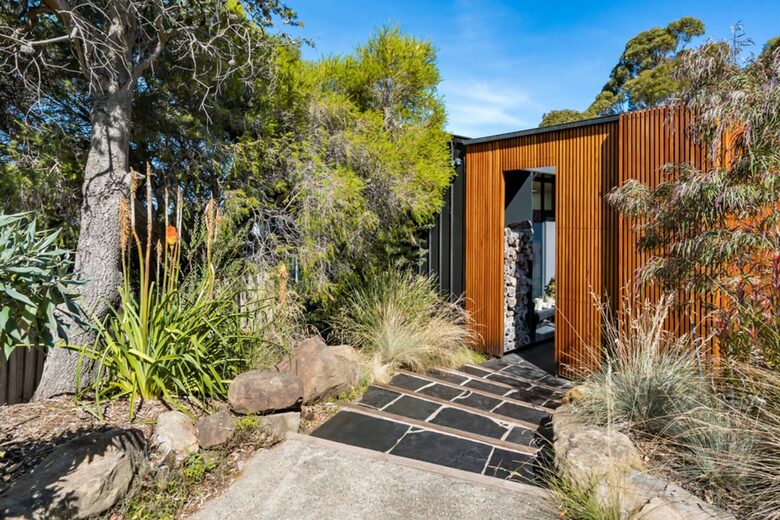 Sophisticated Cliffside Retreat with Panoramic Hobart Views - Hobart, Australia