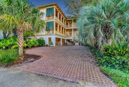 Aprés Sea! Private Resort Living Steps from the Shore - Isle of Palms, South Carolina