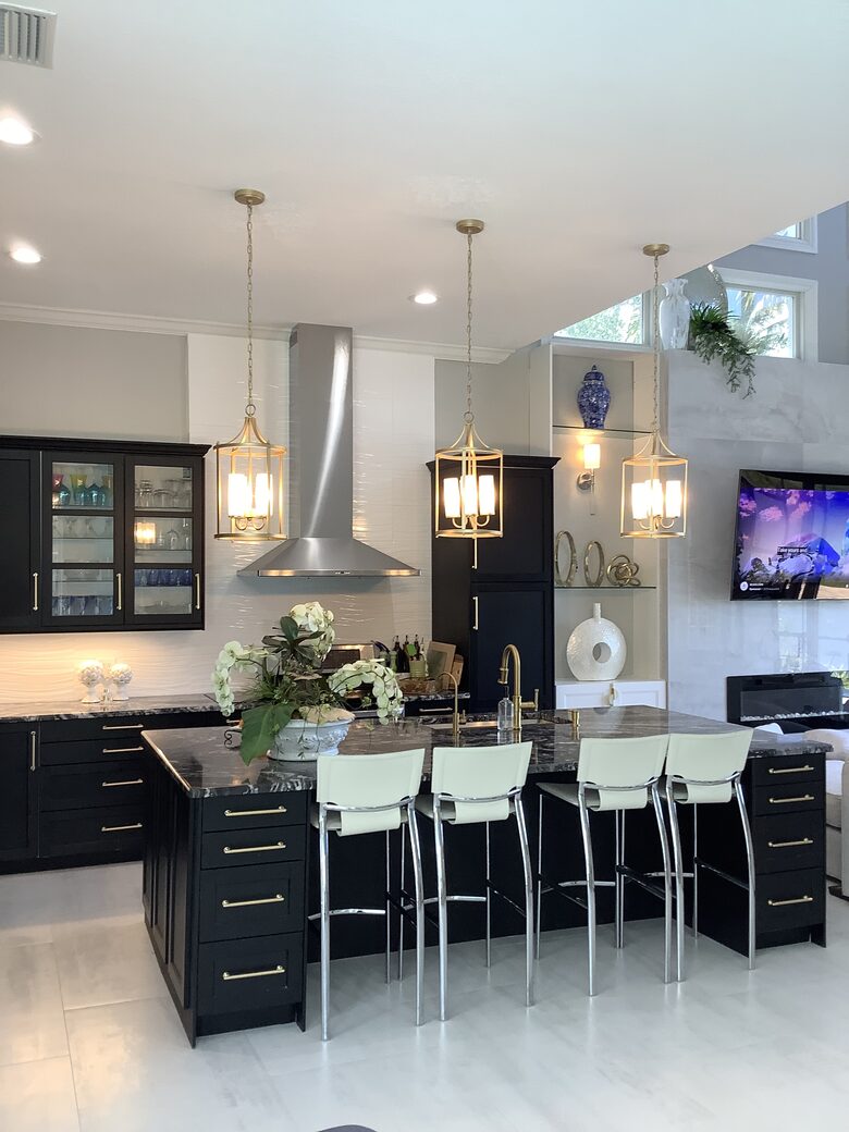 Elegant Estate with Private Dock & Golf Access in Naples - Naples, Florida